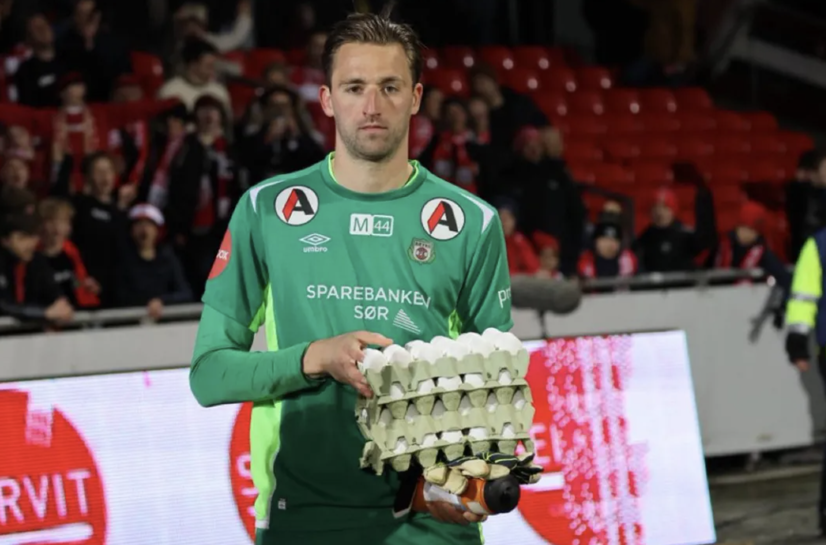 荣获当场最佳球员，奖品是四盒鸡蛋