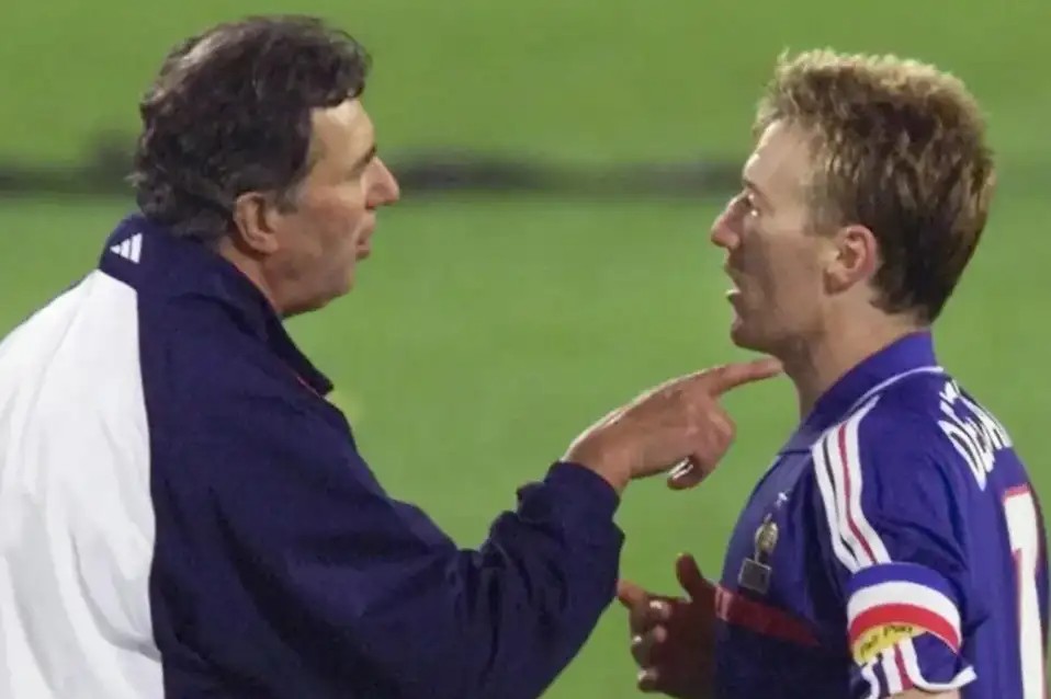 为什么这么多足球运动员说话时会捂住嘴？